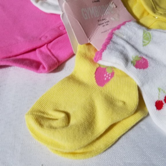 GYMBOREE Berry Sweet 0-3 month 3 bodysuits, hat & socks NWT - Picture 3 of 10